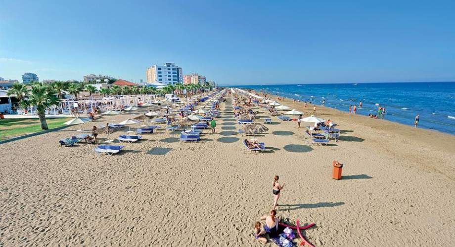 «Σερφάρουν» στο κινητό σε παραλίες και τα παιδιά τους κινδυνεύουν