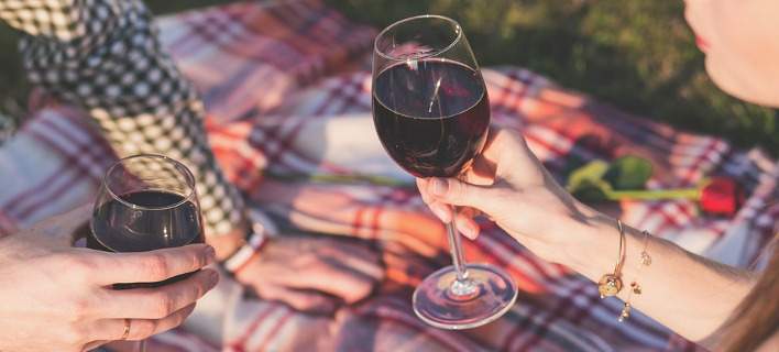 Ερευνα: Ενα ποτηράκι κρασί τη μέρα προφυλάσσει από την άνοια