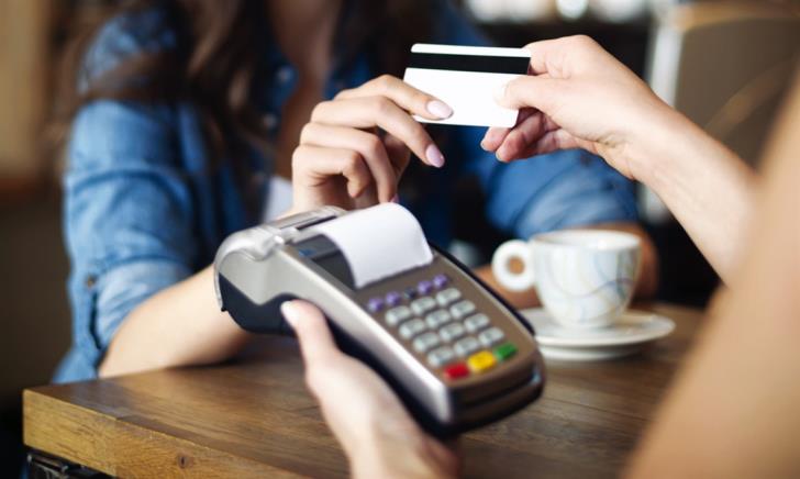 Θύελλα αντιδράσεων από τις νέες χρεώσεις τραπεζών