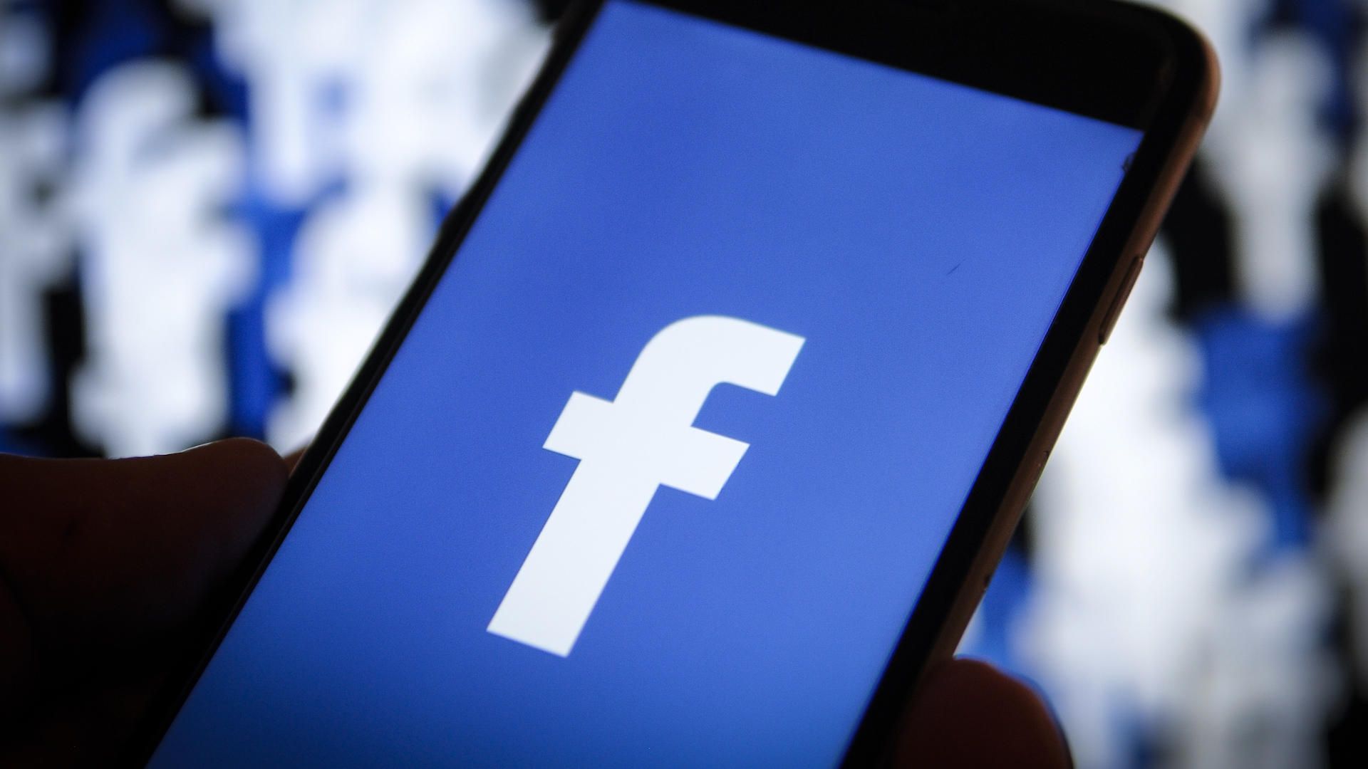 Το Facebook διέγραψε εκατοντάδες προφίλ