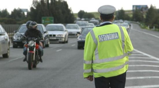 Σημαντικές αυξήσης στα πρόστιμα της τροχαίας! Στα 150 ευρώ η μη χρήση ζώνης και η χρήση κινητού