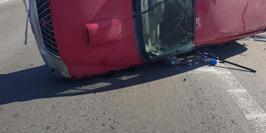 ΤΩΡΑ: Ανατράπηκε διπλοκάμπινο στον αυτοκινητόδρομο (ΦΩΤΟ)