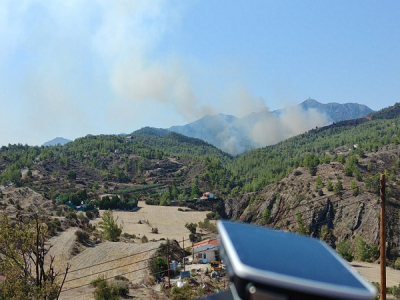 Kοινοτάρχης Καπέδων: Η φωτιά μαίνεται σε δύσβατη περιοχή (vid)