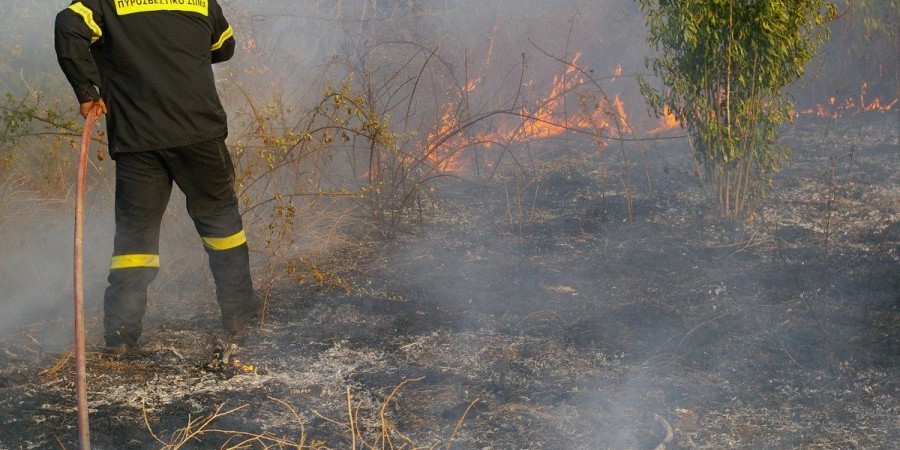 Υπό έλεγχο η φωτιά σε Επισκοπή, υπό μερικό έλεγχο στη Λετύμπου