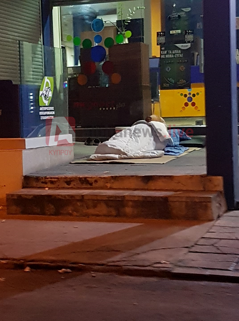 ΛΑΡΝΑΚΑ : Συγκλονίζει η εικόνα άστεγου που κοιμάται στο κέντρο της πόλης (ΦΩΤΟ)