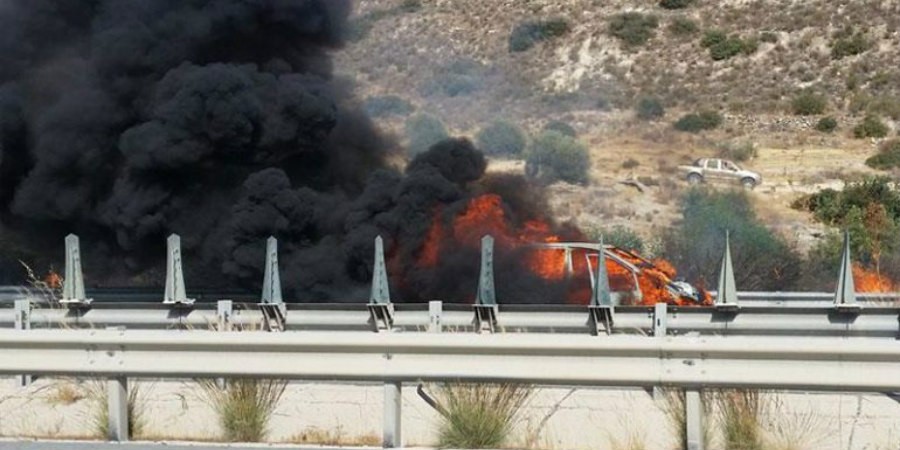 ΛΑΡΝΑΚΑ: Τυλίχθηκε στις φλόγες αυτοκίνητο