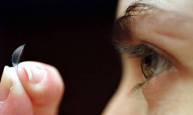 Οι ειδικοί προειδοποιούν όσους φορούν φακούς: Σε έξαρση μόλυνση που προκαλεί τύφλωση