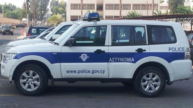 Χειροπέδες σε νεαρό στη Λάρνακα. Τον σταμάτησαν για έλεγχο και βρήκαν μαχαίρι και ρόπαλο