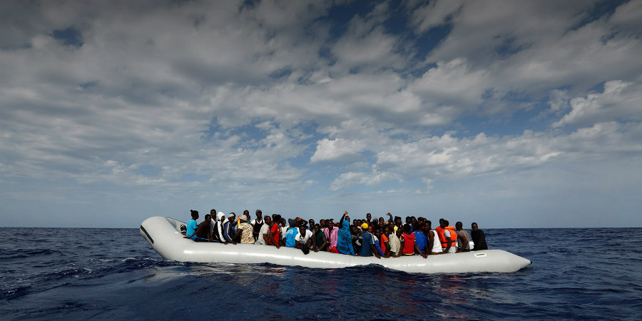 ΕΚΤΑΚΤΟ-ΛΑΡΝΑΚΑ : Πλοιάριο με μετανάστες στα ανοικτά της πόλης