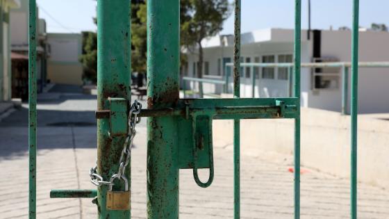 Ελεγχόμενες είσοδοι με θυροτηλέφωνο και φύλακες στα σχολεία (ΒΙΝΤΕΟ)