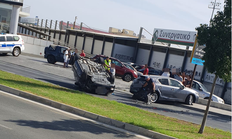 ΛΑΡΝΑΚΑ: Ανατράπηκε όχημα μετά από τροχαίο στη Λάρνακα