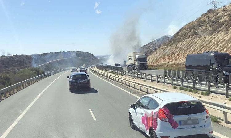 ΛΑΡΝΑΚΑ (ΦΩΤΟ) : Υπό έλεγχο η φωτιά κοντά στον Αυτοκινητόδρομο