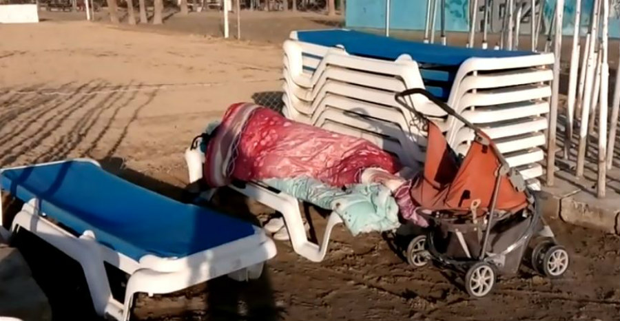 ΛΑΡΝΑΚΑ: Συνάνθρωπος μας κοιμάται στα κρεβατάκια της παραλίας…