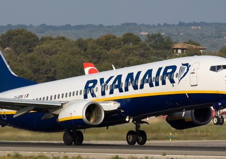 Ryanair: Σε ισχύ από σήμερα οι χρεώσεις στις χειραποσκευές