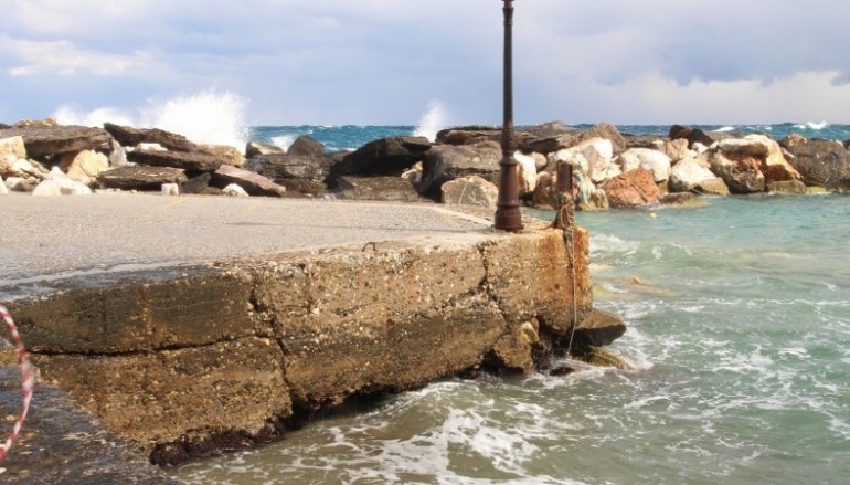 Λανθασμένοι οι κυματοθραύστες στην Ορόκλινη, τεράστια η διάβρωση