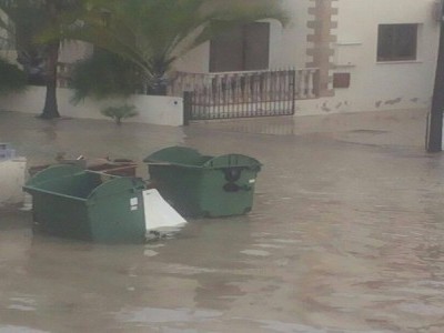 “Πνίγηκε” η Ελ.Αμμόχωστος: Οδηγοί παγιδεύτηκαν σε οχήματα (vid)