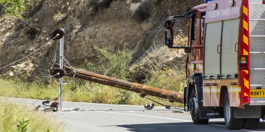 Μεθυσμένος οδηγός στη Λάρνακα «καρφώθηκε» σε πάσσαλο της ΑΗΚ