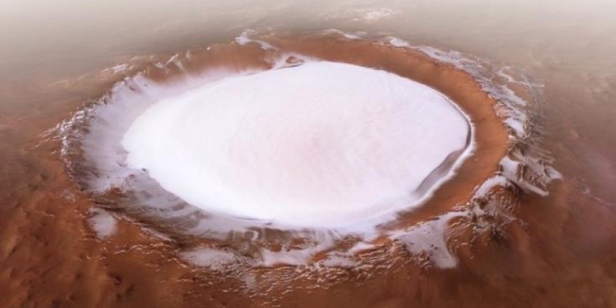 Χριστουγεννιάτικο κλίμα στον πλανήτη Αρη με ‘χιονισμένο’ κρατήρα