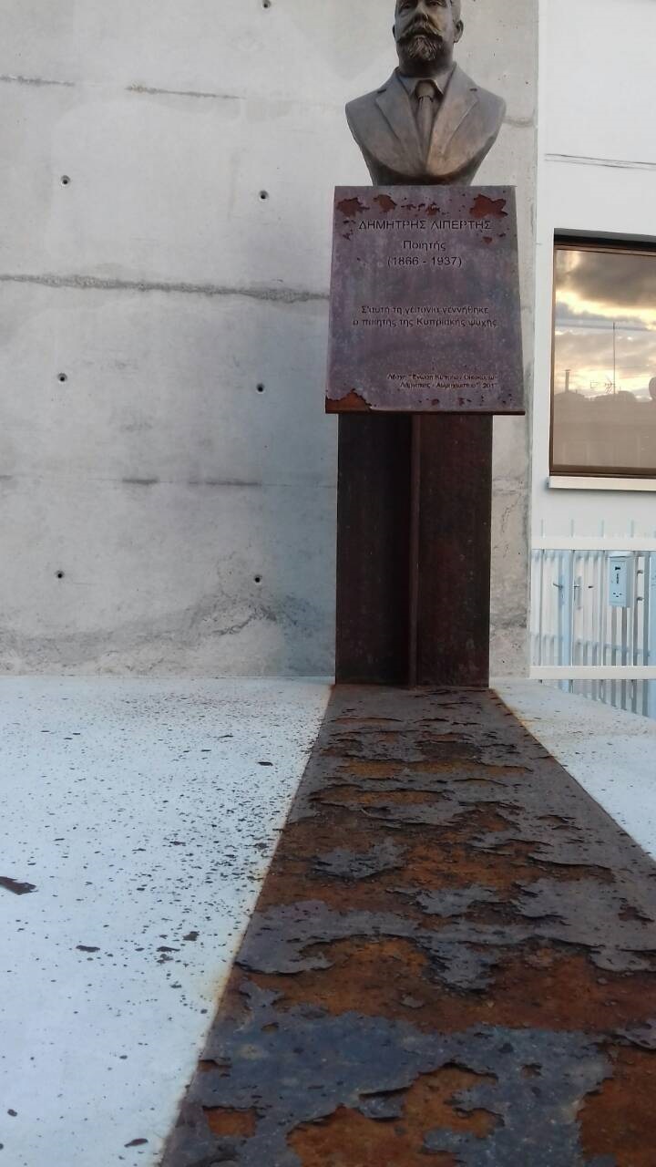 Ντροπή! Άφησαν να λιώσει απ’ τη σκουριά το Μνημείο του μεγάλου ποιητή Δημήτρη Λιπέρτη
