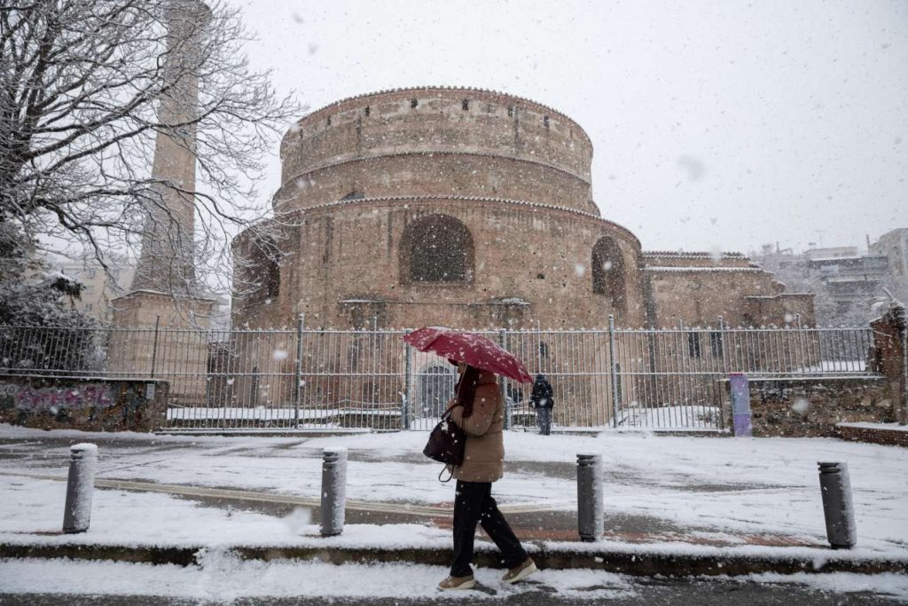 Στα «λευκά» η Θεσσαλονίκη μετά την επέλαση του χιονιά [εικόνες]