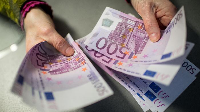 Πήγε για τσιγάρα και επέστρεψε με 100.000 ευρώ στην τσέπη (pic)