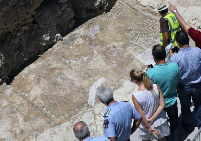 Βρίσκουν τάφους, αγάλματα, κοσμήματα στο αποχετευτικό Λάρνακας