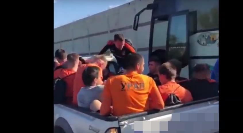 Μόνο στην Κύπρο! Φόρτωσαν παίκτες σε μονοκάμπινο για να τους πάρουν προπόνηση(video)