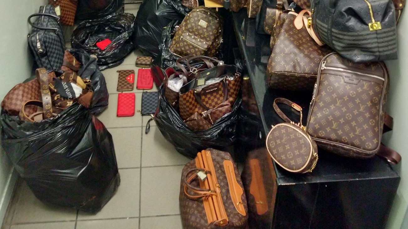 Ντου της αστυνομίας σε κατάστημα στη Λάρνακα και κατάσχεση εκατοντάδων μαϊμού προϊόντων