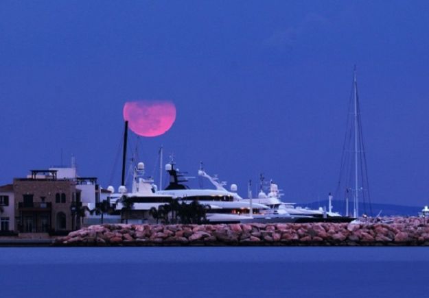 Ολική έκλειψη σελήνης (ή κόκκινο φεγγάρι) ορατή από την Κύπρο