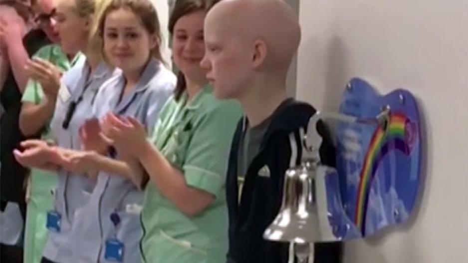 Γιατροί και νοσηλευτές αποθεώνουν το αγόρι που νίκησε τον καρκίνο