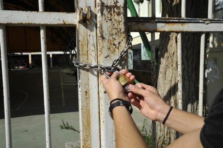Και κάρτα εισόδου και κάρτα επισκέπτη στα σχολεία
