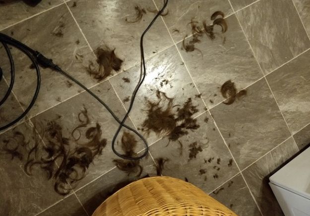 «Κόψε τα μαλλιά μου πολύ κοντά, για να μην μπορεί να μου τα τραβήξει ποτέ ξανά κανένας»