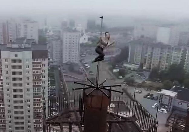 27χρονη στη Ρωσία έκανε pole dancing στην κορυφή 16όροφου κτιρίου [ΒΙΝΤΕΟ]