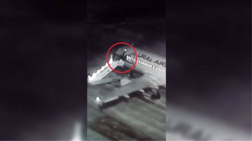 Βίντεο:Κατέρρευσε σκάλα επιβίβασης και οι επιβάτες έπεσαν στο κενό