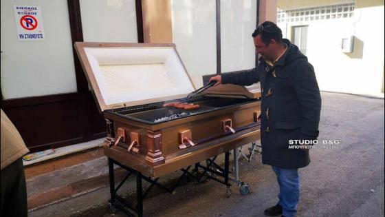 Τσικνοπέμπτη: Το φέρετρο-ψησταριά που «τρέλανε» το Ναύπλιο (vid)