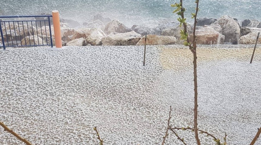 Άσπρισε η παραλία από το χαλάζι στην Πάφο (Video)