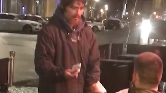 Έδωσε σε άστεγο την κάρτα του για να σηκώσει όσα χρήματα ήθελε – Εκείνος επέστρεψε με την απόδειξη [φωτο+βίντεο]