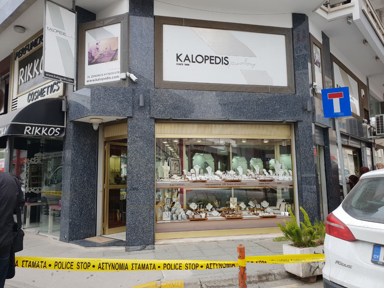 (Φωτογραφίες από τη σκηνή) Ληστεία Χρυσοχοείου στη Λάρνακα- Προέταξε μαχαίρι ο ένας εκ των δραστών