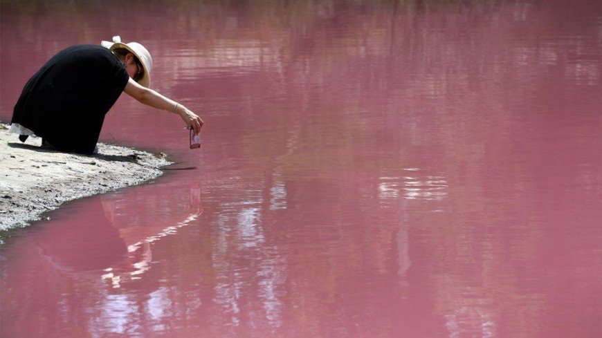 Μια λίμνη που έγινε ροζ είναι το νέο viral στα social media