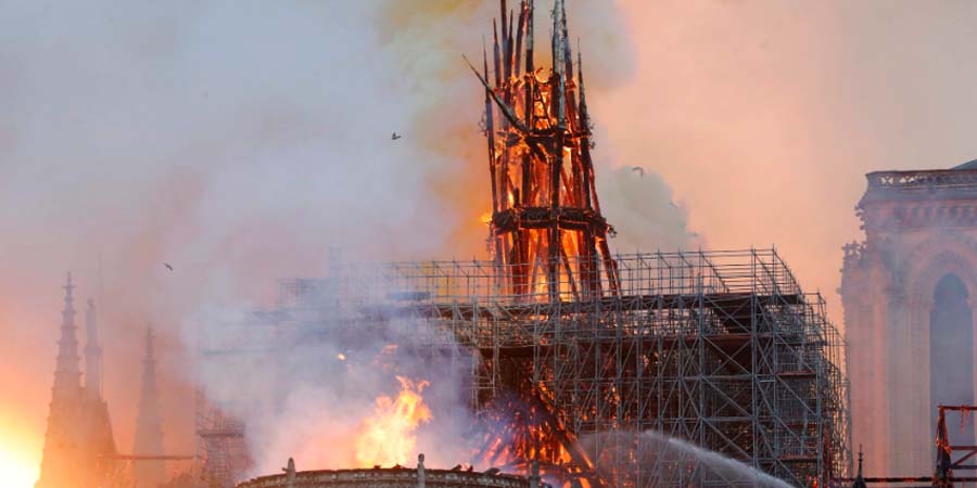 Πένθος στη Γαλλία -Kατέρρευσε η στέγη της Παναγίας των Παρισίων -VIDEO