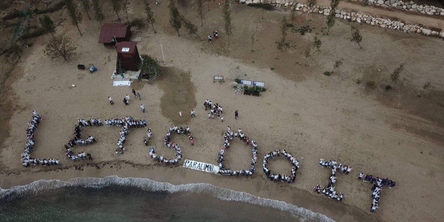 Εντυπωσιακή εικόνα από την καθαριότητα στην παραλία Αγίας Τριάδας