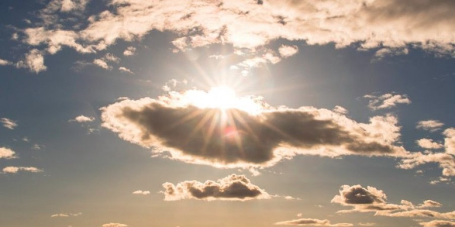 Άνω κάτω ο καιρός: Ανεβασμένες θερμοκρασίες με φόντο καταιγίδες