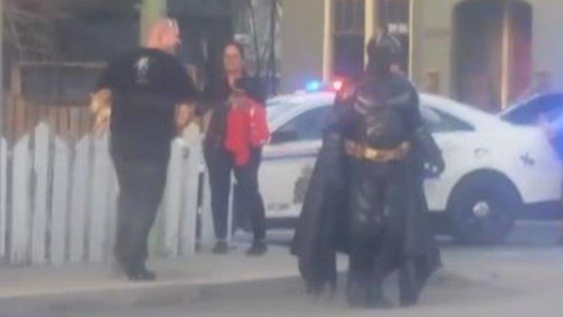 ΒΙΝΤΕΟ: Άνδρας ντύθηκε Batman και πήγε να βοηθήσει αστυνομικούς στην πάταξη του εγκλήματος