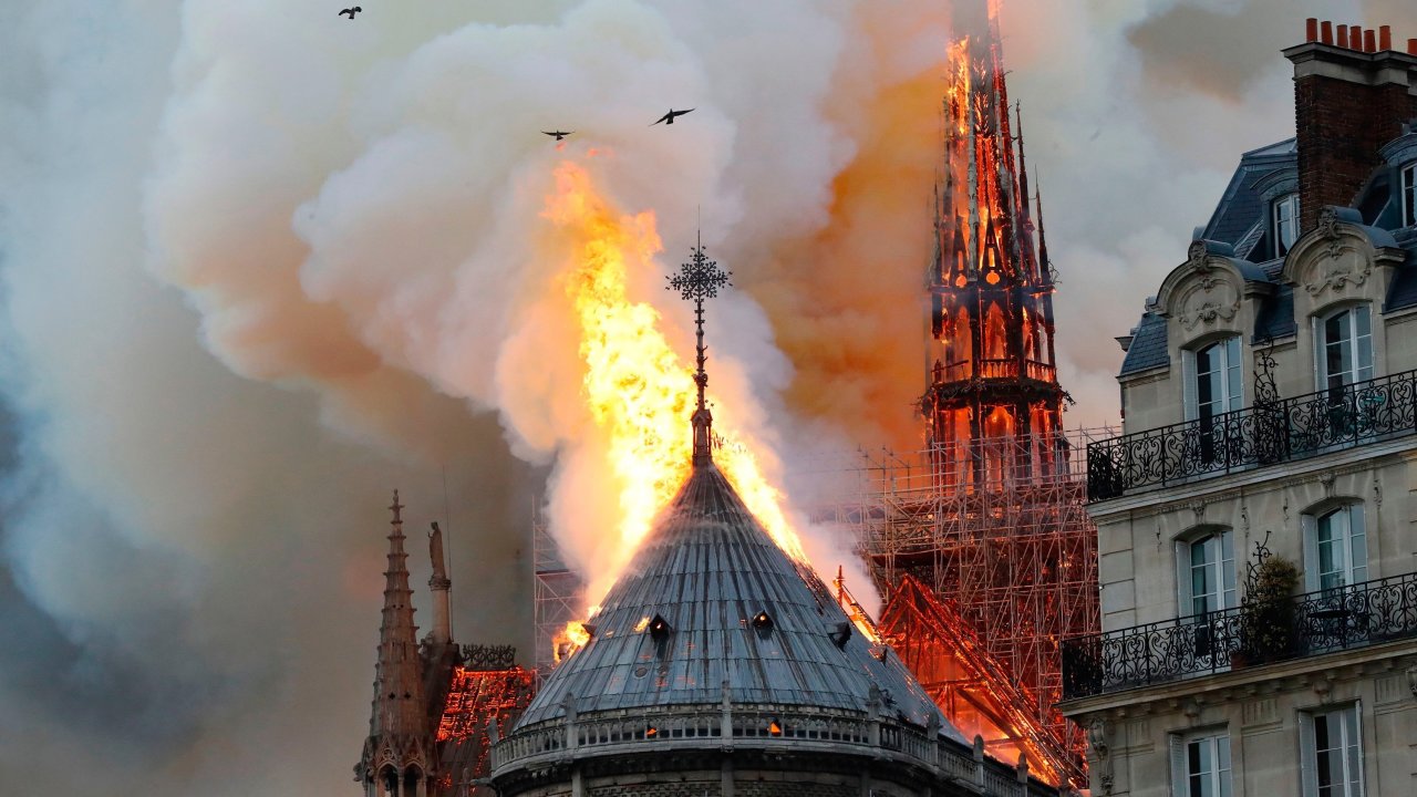 Παριζιάνοι ψέλνουν το Ave Maria για τη Notre Dame (video)