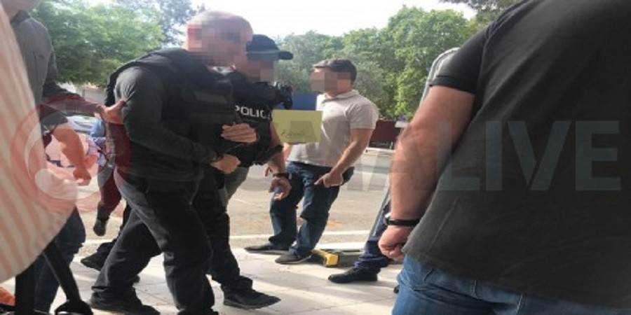 Με 32 γυναίκες μιλούσε ο «Ορέστης»
