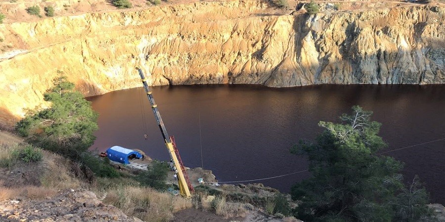 Εικόνα με αντικείμενο από τον βυθό της κόκκινης λίμνης (pic)