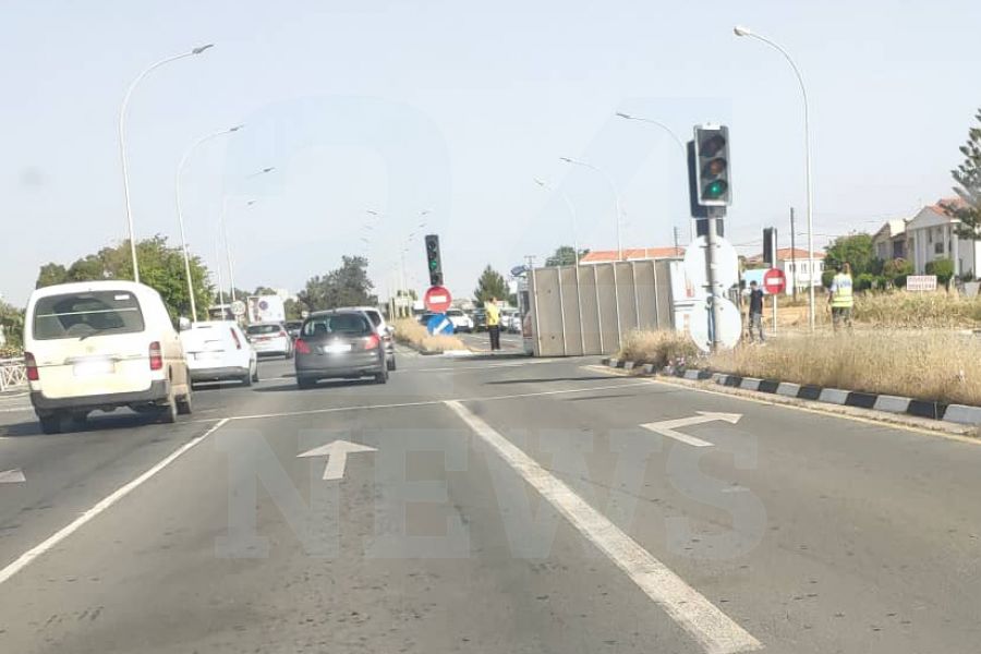ΤΩΡΑ: Ανατράπηκε φορτηγό στην Λάρνακα