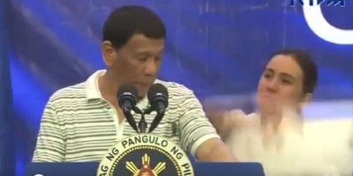 Μια… κατσαρίδα διέκοψε την ομιλία του προέδρου των Φιλιππίνων (βίντεο)