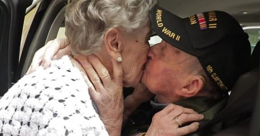 Την γνώρισε στον Β’ Παγκόσμιο Πόλεμο, την ερωτεύθηκε παράφορα και τώρα τη συνάντησε ξανά