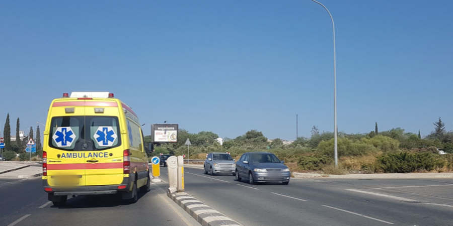 Επιτέθηκε σε πλήρωμα ασθενοφόρου μετά από τροχαίο στη Λάρνακα